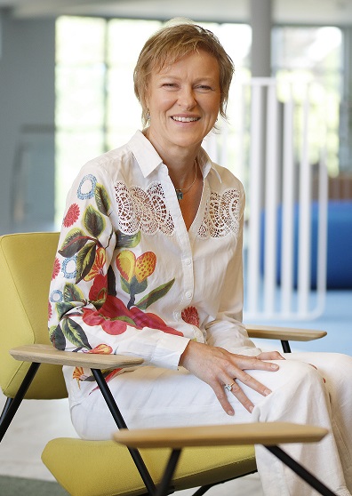 Pascale Crustin sur une chaise jaune