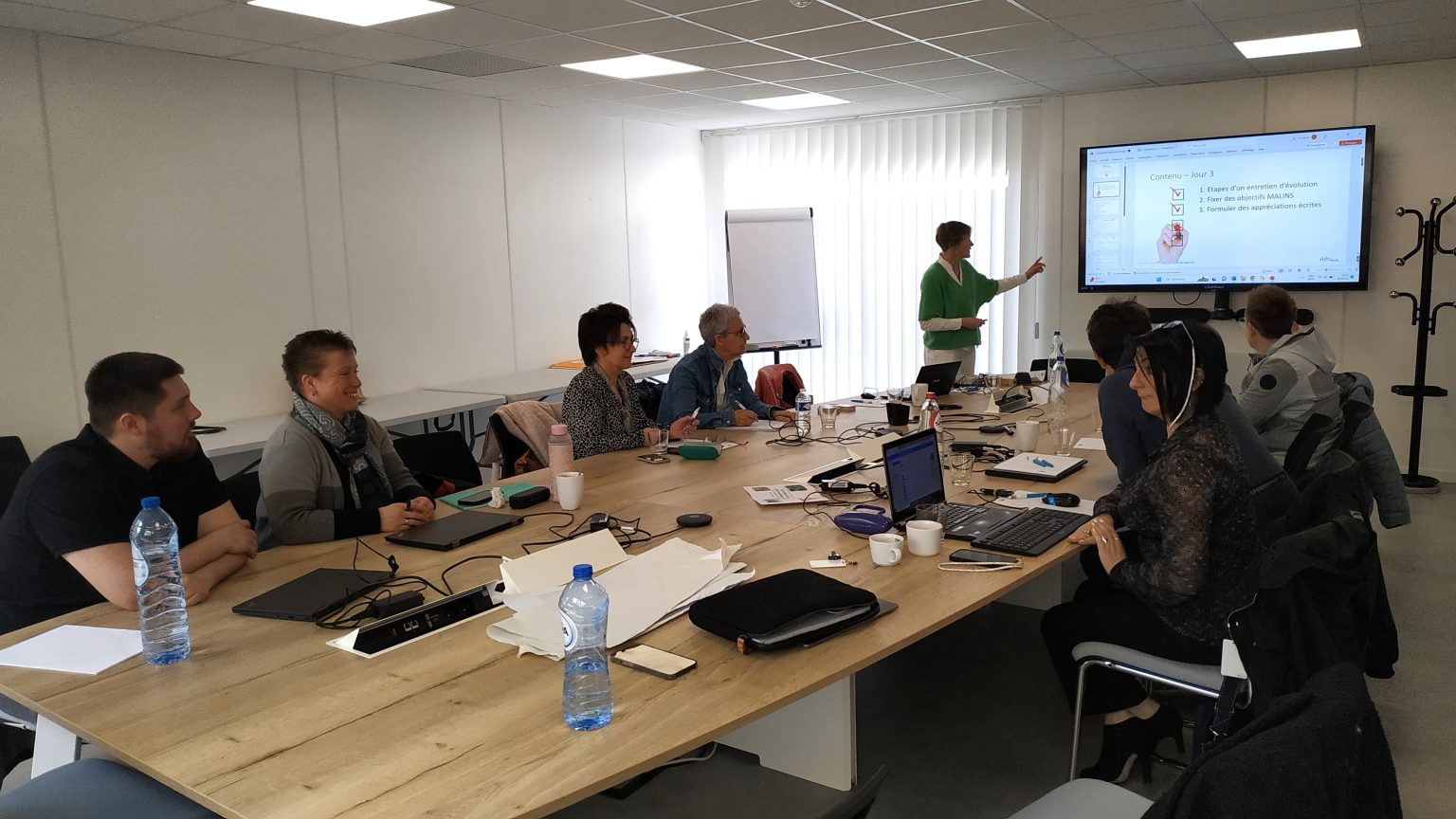 Groupe de personne dans une salle pour suivre une formation de Samadhi Coaching