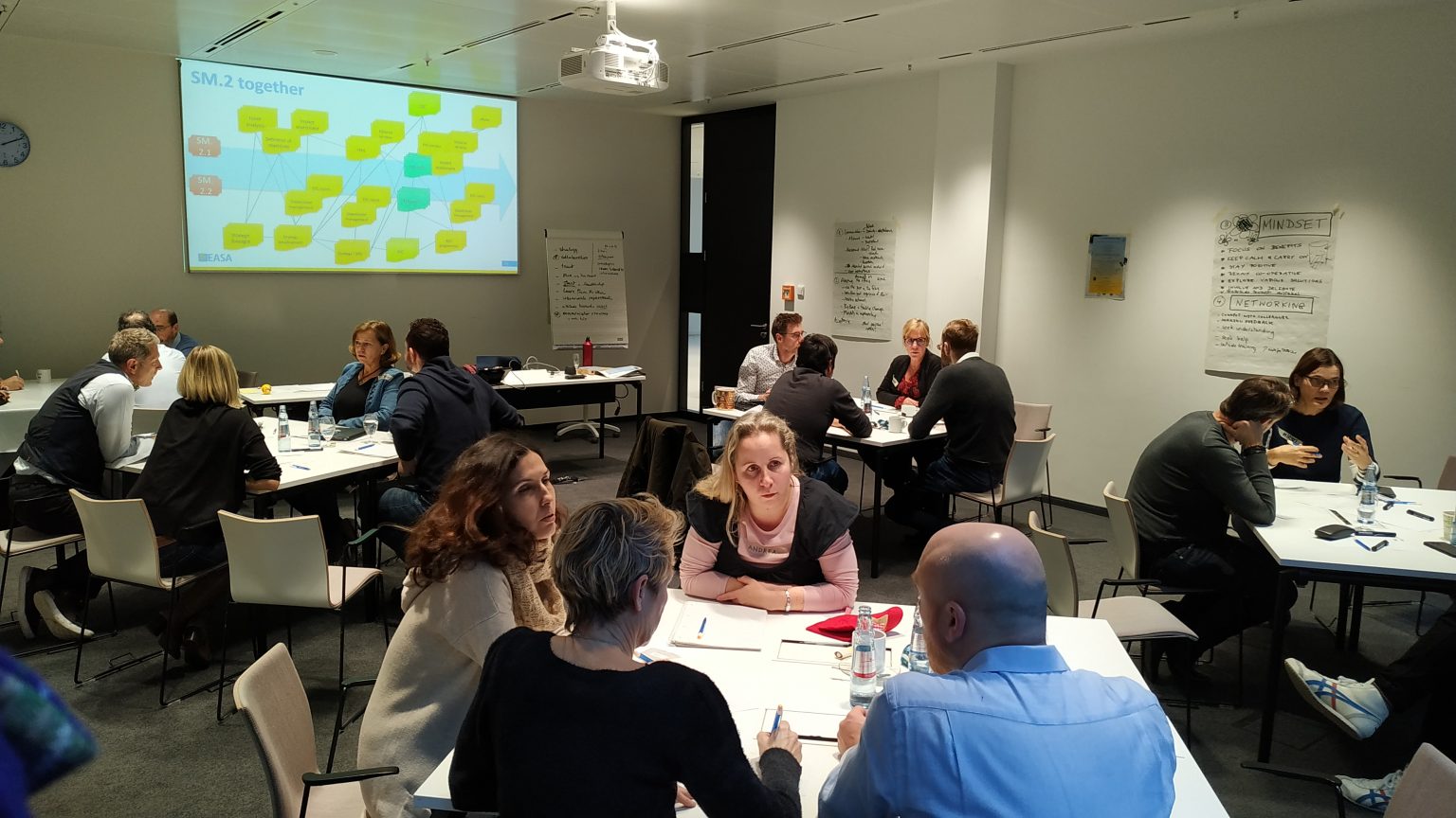 Groupe de personne pour du team building dans une salle