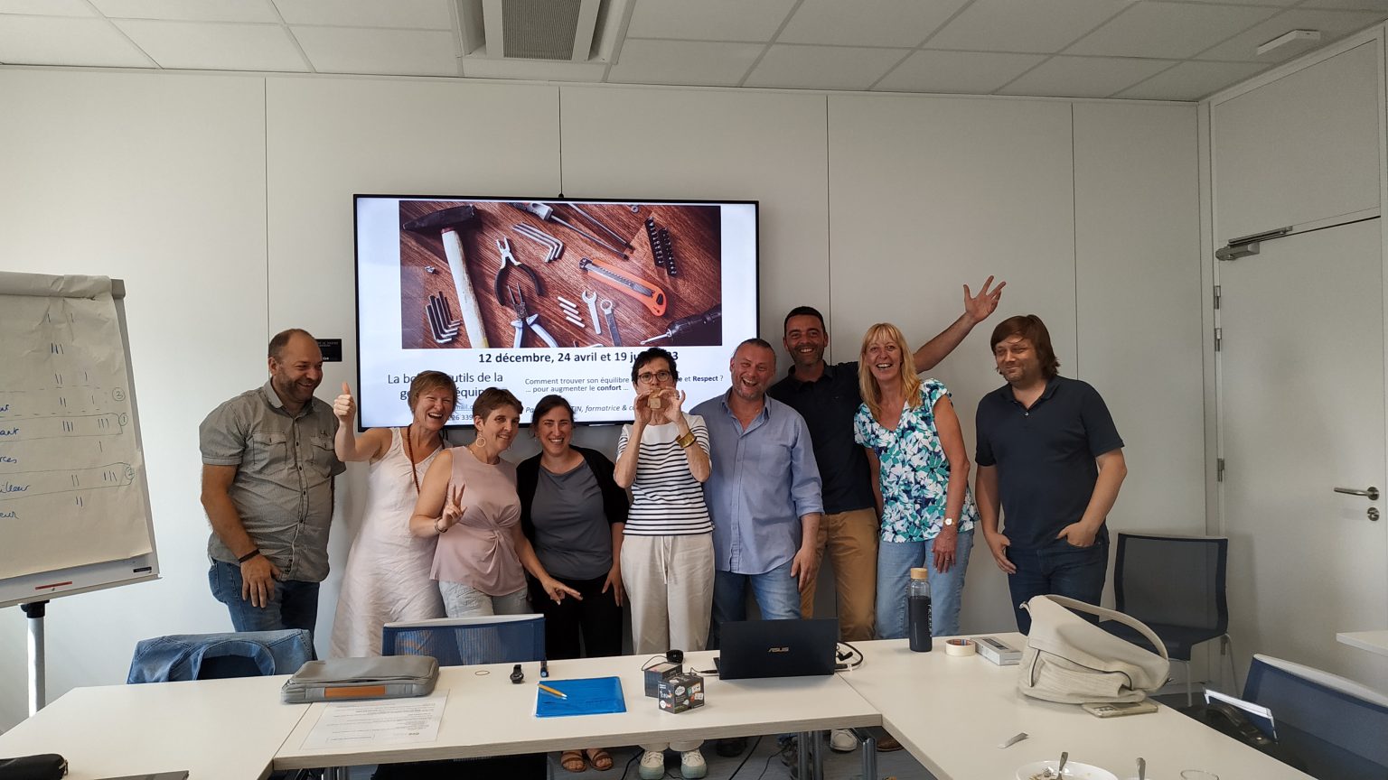 Groupe de personne qui posent pour une photo pendant une formation
