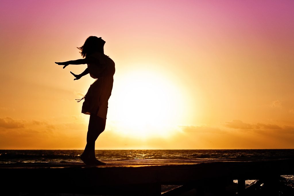 Une femme devant le coucher du soleil